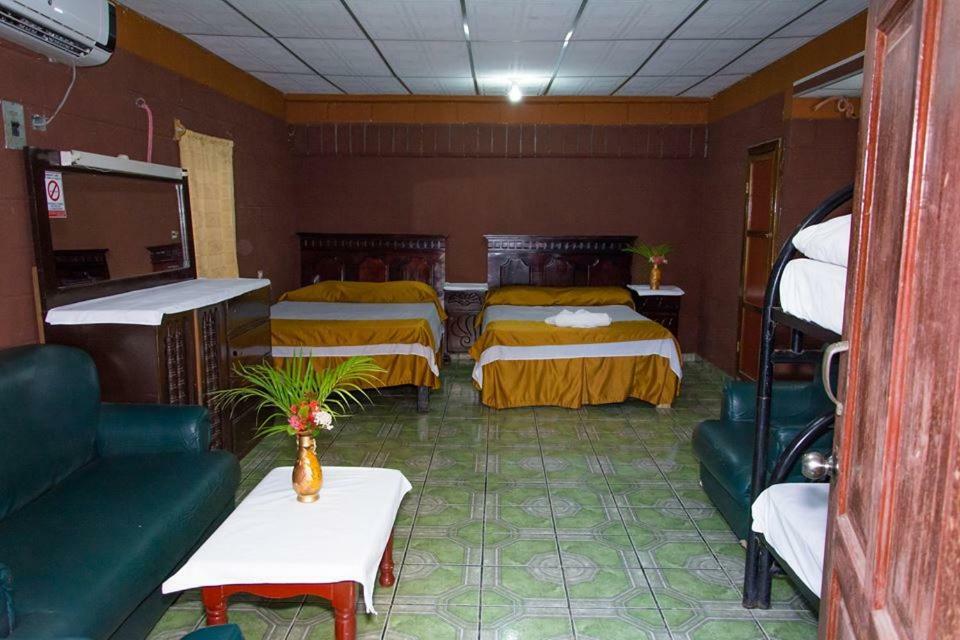 Hotel Leones Marinos 圣米格尔 外观 照片