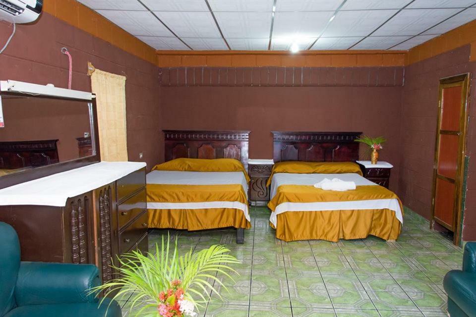 Hotel Leones Marinos 圣米格尔 外观 照片